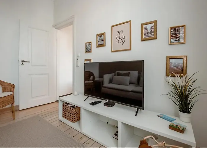 2 Bedroom Apartment With Great Transport Links To The Heart Of Lisbon